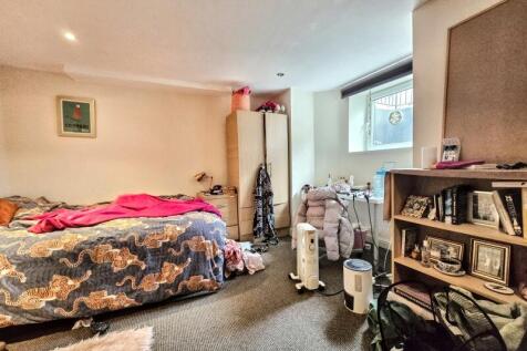 Hessle Place, Hyde Park, Leeds photo 5