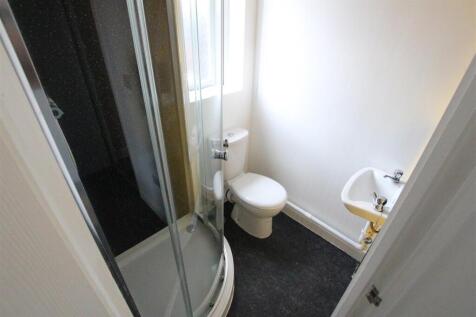 r6 ensuite.jpg