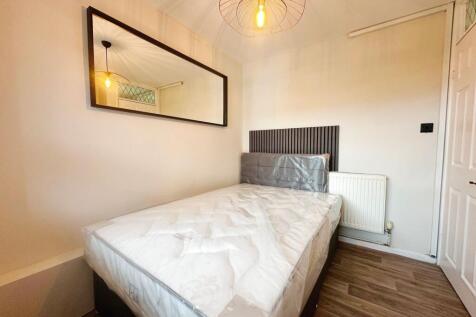 Manor Close, Lymm, WA13 photo 3