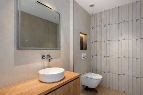 One of 5 bathrooms