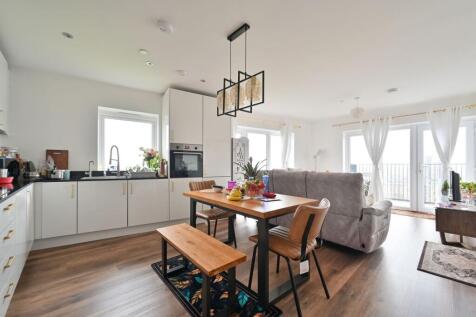 Watford, WD18 - property photo