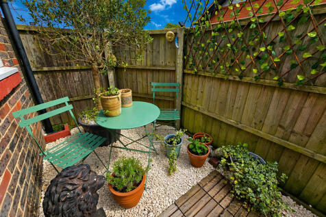 garden seating ar...