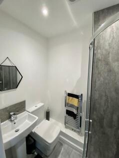 Main Bathroom (Room 1 use)