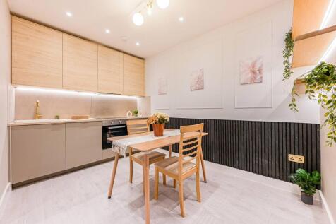 London, W12 - property photo