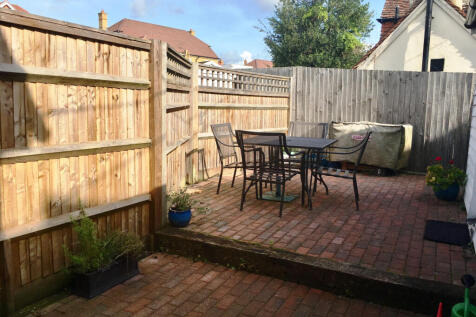 ONE BEDROOM COTTAGE WITH REAR OUTBUILDING