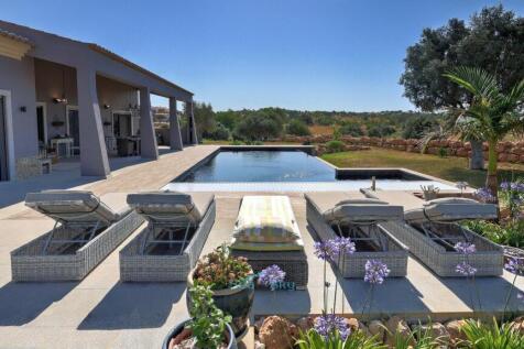 plenty of space to sunbathe and relax