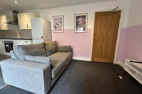 Lord Tennyson // 2 Bed & 2 Bath Apt // Ensuites // AUG 2027 photo 3