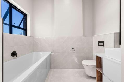 Second bedroom's ensuite bathroom