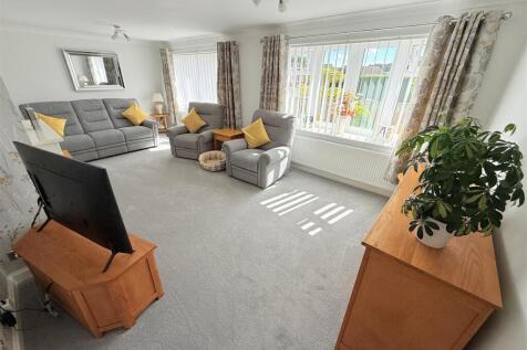LOUNGE/DINING AREA