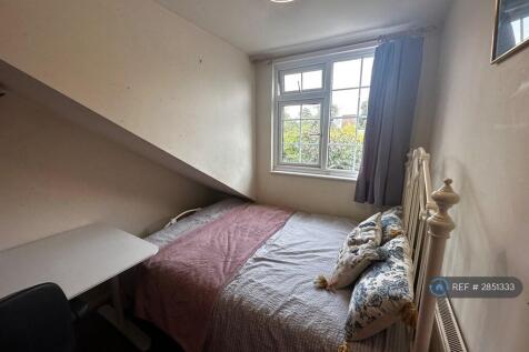 £609 Double Room With Large Desk 