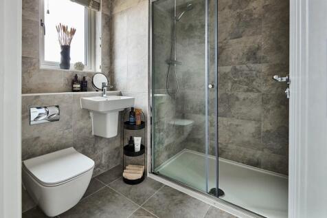 The main bedroom benefits from a spacious en suite