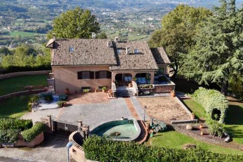 villa front - garden