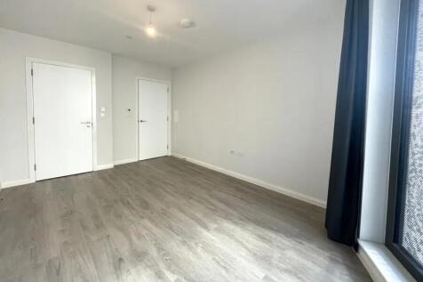 Woking, Surrey, GU21 photo 4