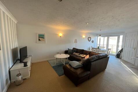 Spacious Living rooom with balcony