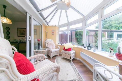 Sun lounge &amp; dining room