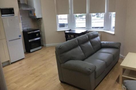 2-bed house on North Road, Cardiff, £1,250/mo