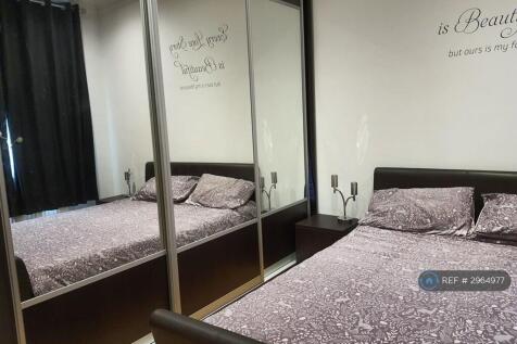 Bedroom - 3 Doors With Mirrors Built In Wardrobe