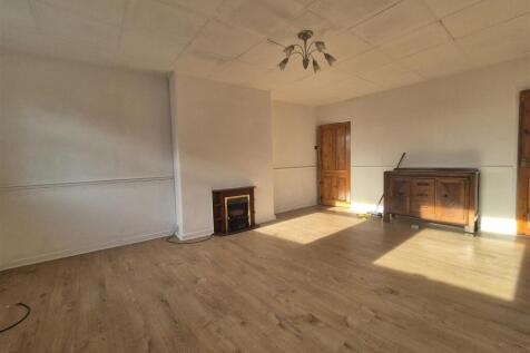 3-bed flat on Stockport Road, Ashton-Under-Lyne, £850/mo