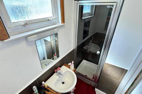Flat 6, El Mero Shower Room