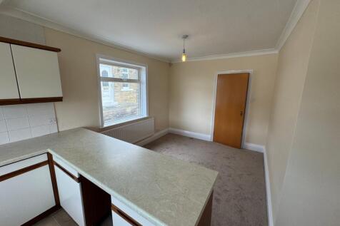Leeds Road, Shipley, BD18 photo 4