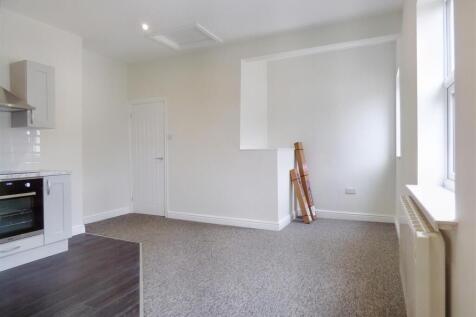 Flat 2 88a Station Road- lounge.jpg
