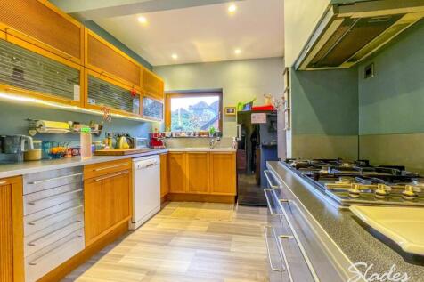 25 pine avenue kitch