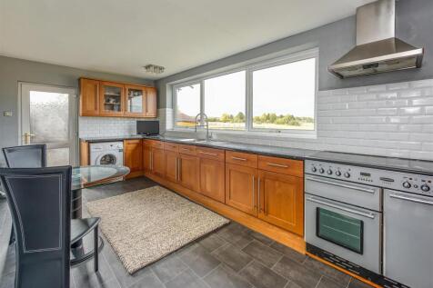 6 St Johns close-Kitchen (2).jpg