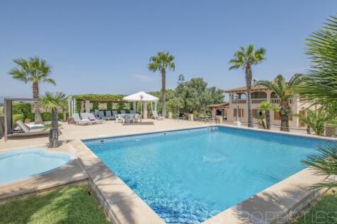 SPECTACULAR VILLA WITH LARGE TERRAIN