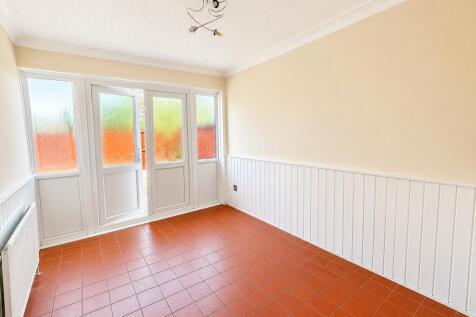 Elsenham Crescent, Basildon, Essex, SS14 photo 4