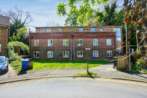 3 Henley Lodge, Courtlands, Maidenhead, SL6 2PT