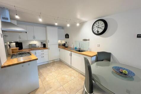 Kitchen 2.JPG