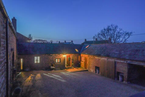 Welcome Home To Loaning Head Courtyard