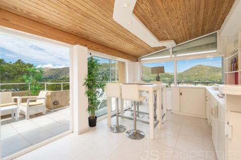 Penthouse in Gotmar with 3 Bedrooms and Sea View