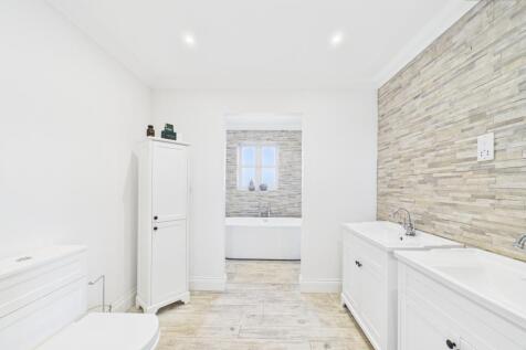 En-Suite To Master Bedroom