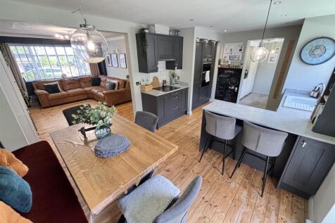 Open Plan Kitchen and Dining Room