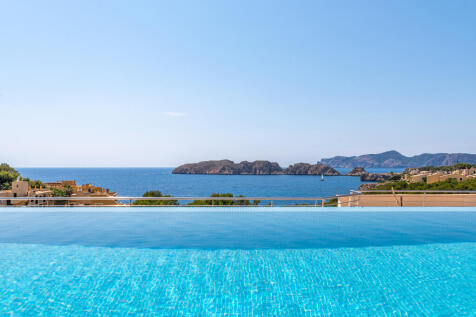 Infinity pool on the roof terrace