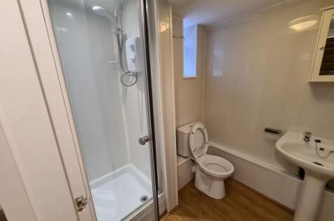 Well-presented bathroom with a separate enclose...
