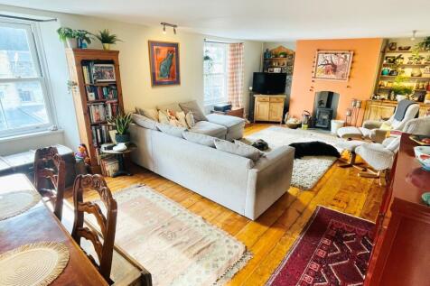 Spacious Sitting Room