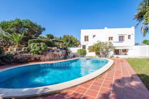 Detached villa with pool in Santa Ana