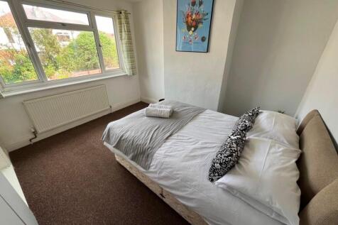 Bright, neatly presented double bedroom with a ...