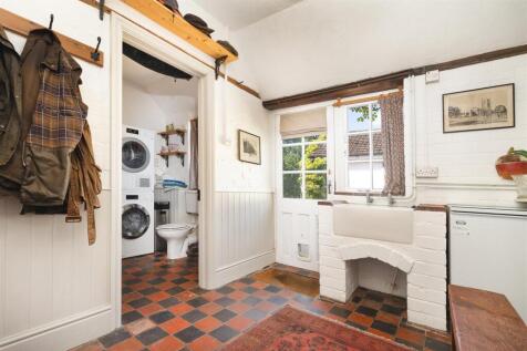 10 Main Street, Newton Burgoland