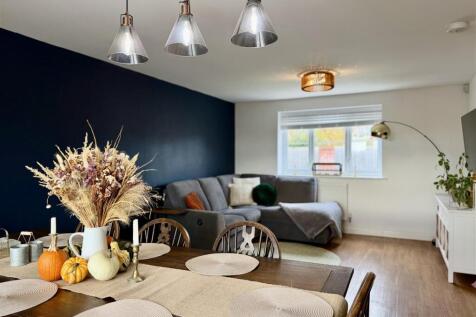 Spacious lounge/dining room