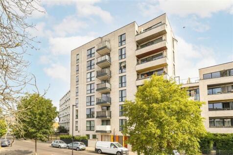 2-bed flat on St. James's Crescent, London, £2,600/mo