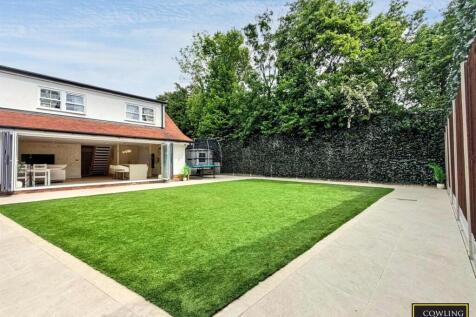 LANDSCAPED REAR GARDEN