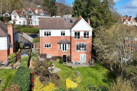 Garden apartment (in via black door)