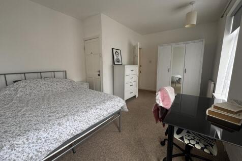 Spacious 3 Bed House // AUG 2027 photo 3