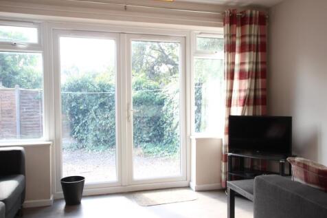Available SEPT 2026 -  1 Room  - Hampton Close photo 4