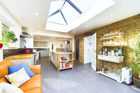 CAM02136G0-PR0340-STILL019