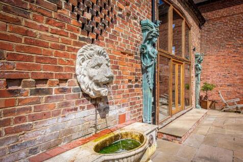 Lady Helens Hall-gdn2.jpg