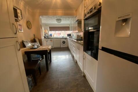 L-SHAPED KITCHEN 20'1 x 16'7